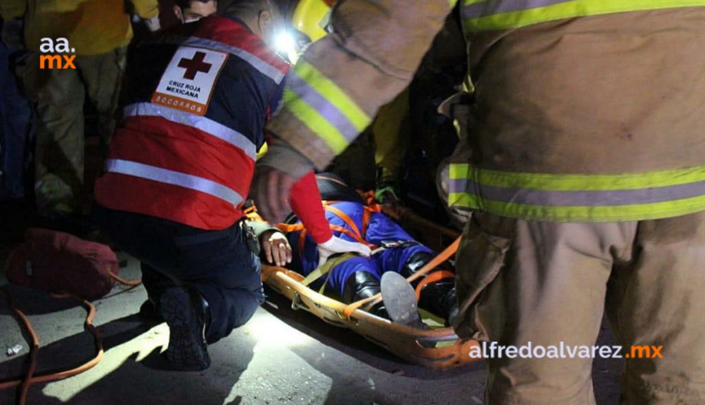 PIERDE EL CONTROL DE SU AUTO Y CAE A CANAL DE AGUAS NEGRAS
