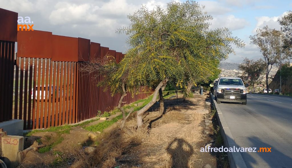 LO ASESINAN EN LA MALLA DIVISORIA DE EU Y MéXICO