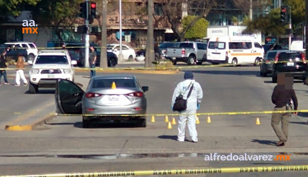 BALEAN A DOS A BORDO DE AUTO; UNO ES MENOR DE EDAD