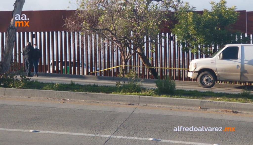 LO ASESINAN EN LA MALLA DIVISORIA DE EU Y MéXICO