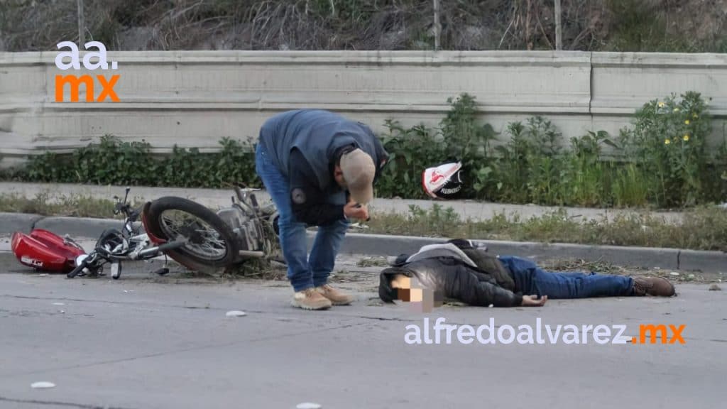 MOTOCICLISTA SE IMPACTA EN POSTE DE ALUMBRADO PúBLICO