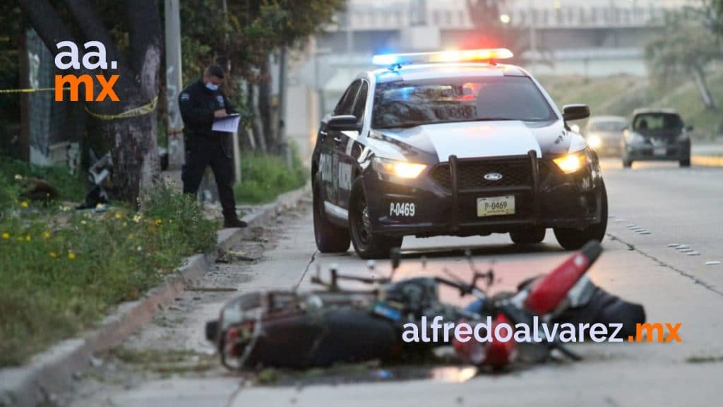 MOTOCICLISTA SE IMPACTA EN POSTE DE ALUMBRADO PúBLICO