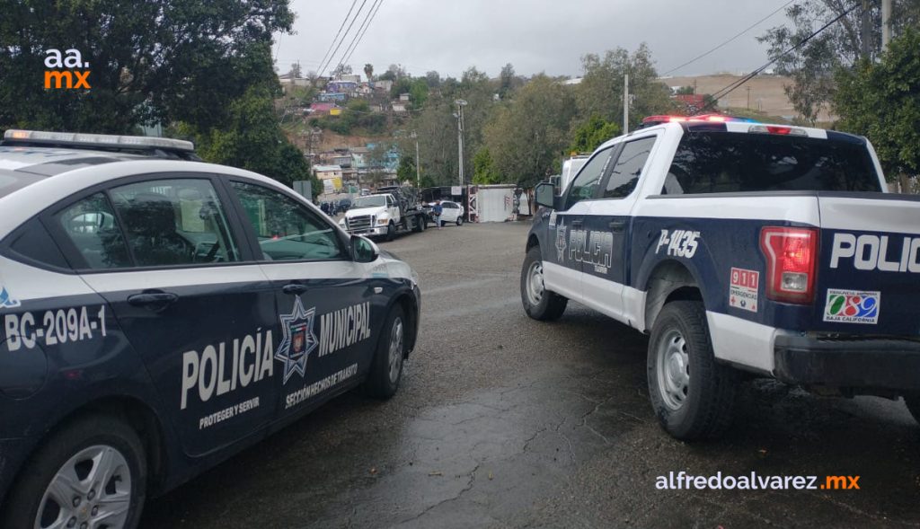 VUELCA TRáILER Y DOS AUTOS; NO HAY HERIDOS