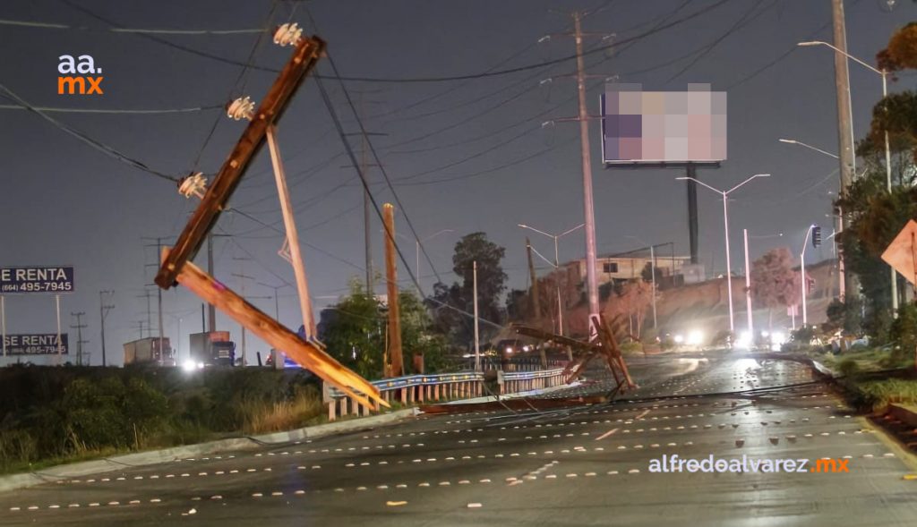 MUERE AUTOMOVILISTA TRAS CHOQUE; CAE A BARRANCO Y SALE DISPARADO