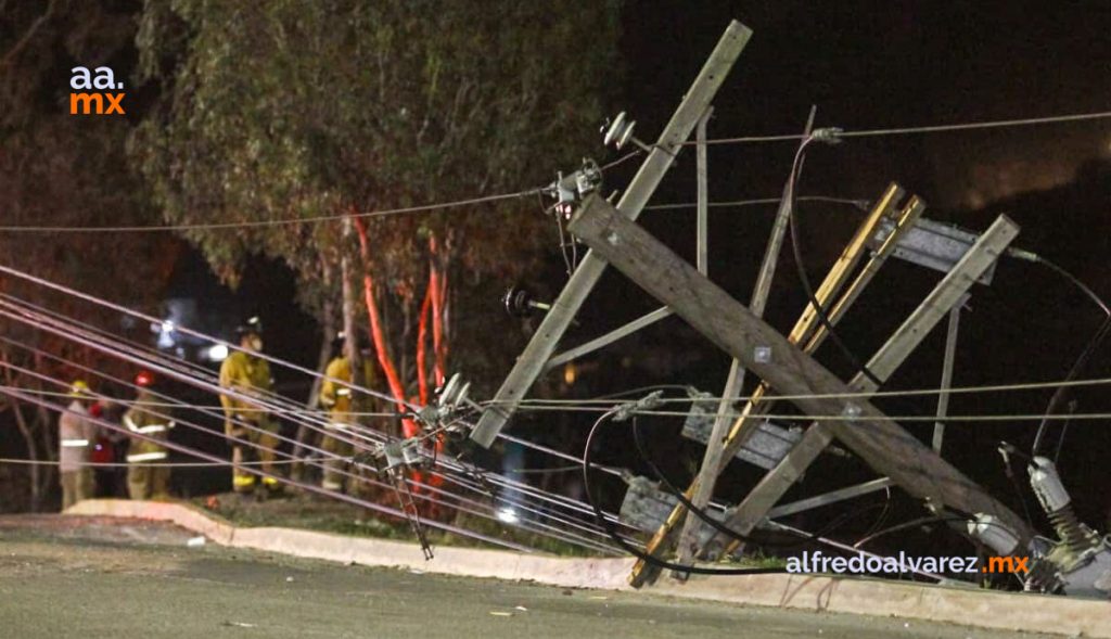 MUERE AUTOMOVILISTA TRAS CHOQUE; CAE A BARRANCO Y SALE DISPARADO