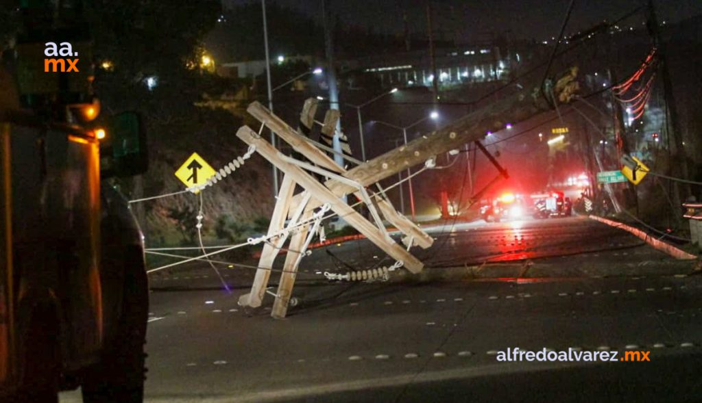 MUERE AUTOMOVILISTA TRAS CHOQUE; CAE A BARRANCO Y SALE DISPARADO