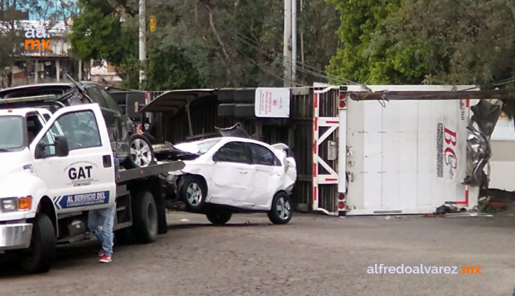 VUELCA TRáILER Y DOS AUTOS; NO HAY HERIDOS