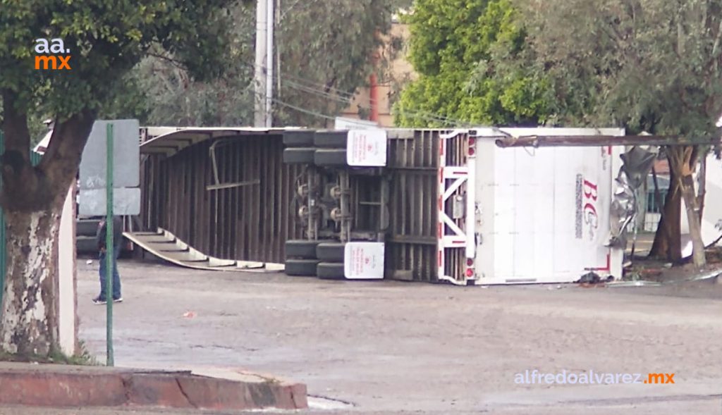 VUELCA TRáILER Y DOS AUTOS; NO HAY HERIDOS