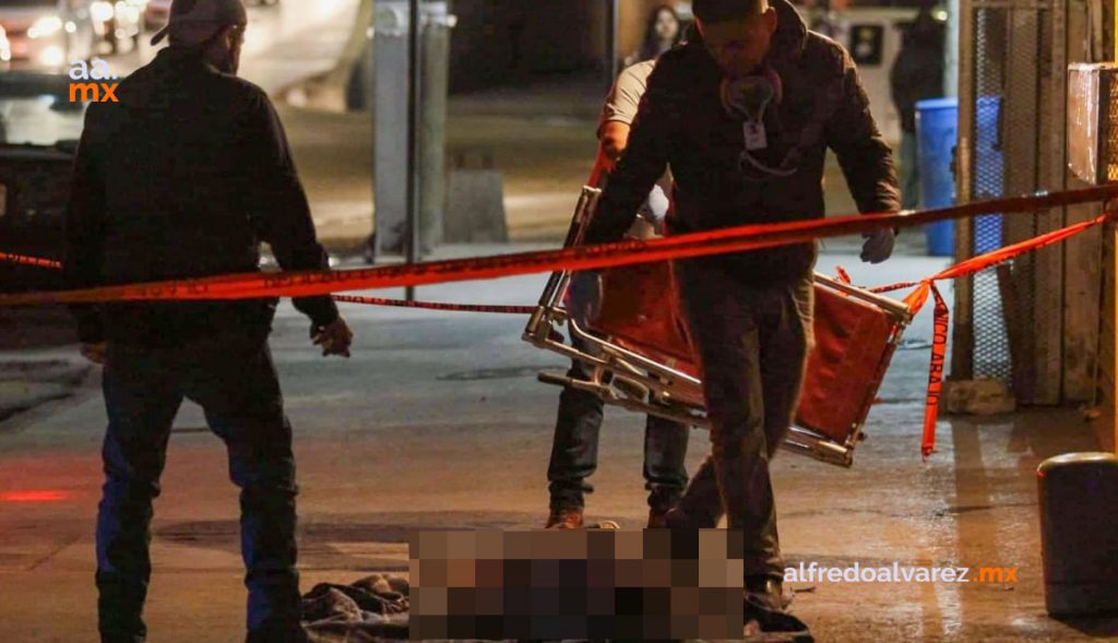 MUERE JOVEN MUJER EN BANQUETA MUERE JOVEN MUJER EN BANQUETA