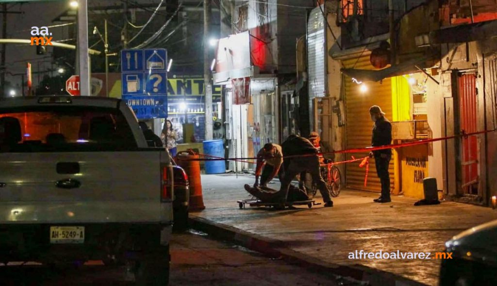 MUERE JOVEN MUJER EN BANQUETA MUERE JOVEN MUJER EN BANQUETA