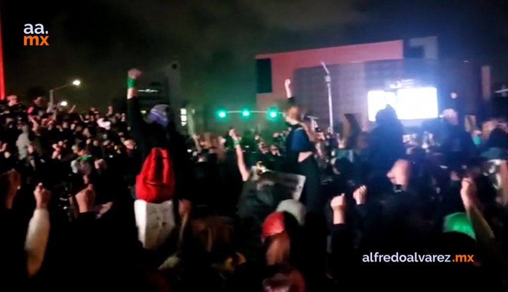MUJERES SE MANIFIESTAN EN FGE CONTRA LA IMPUNIDAD
