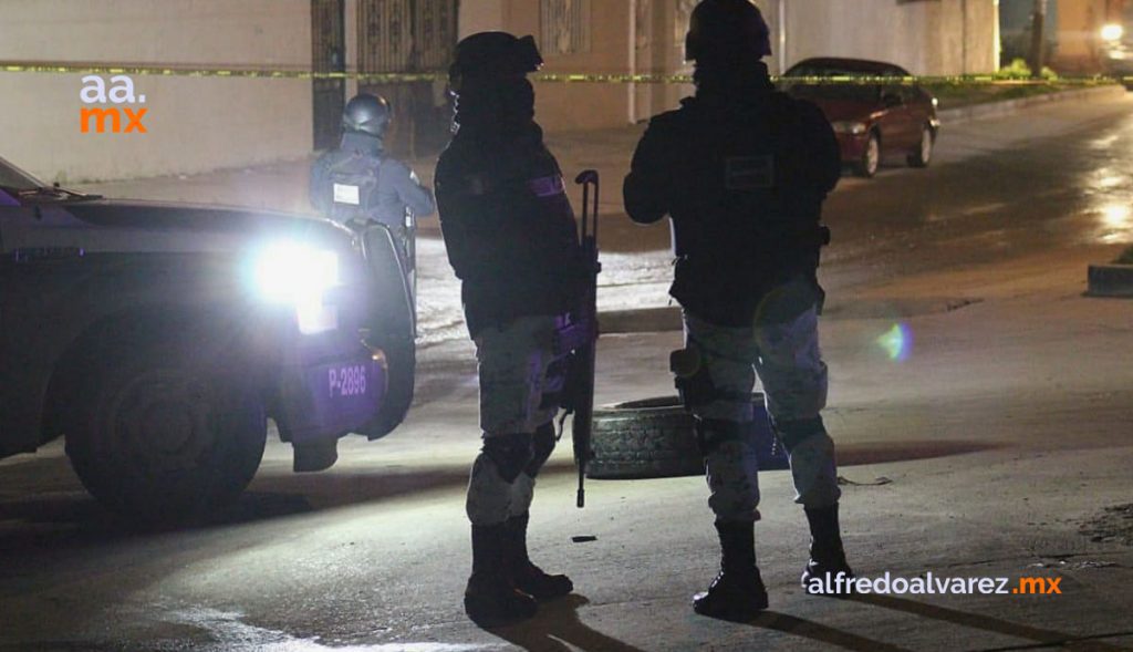BALEAN A AUTOMOVILISTA, SE IMPACTA CONTRA CAMIONETA Y BARDA BALEAN A AUTOMOVILISTA, SE IMPACTA CONTRA CAMIONETA Y BARDA