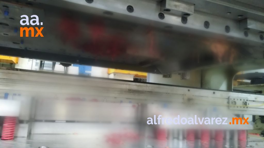 MáQUINA LE AMPUTA BRAZO EN SU TRABAJO