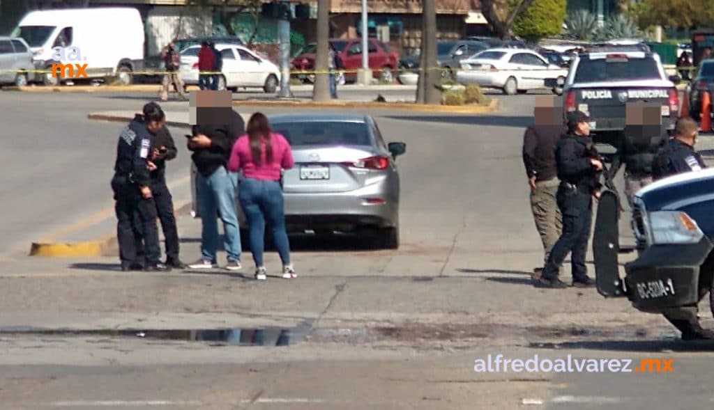 BALEAN A DOS A BORDO DE AUTO; UNO ES MENOR DE EDAD