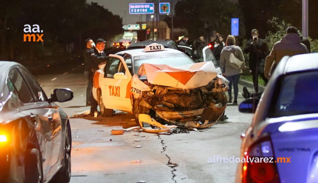 TAXI NO RESPETA DISTANCIA Y CHOCA SEIS AUTOS