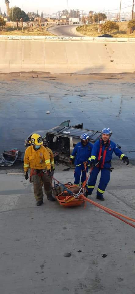 CIRCULA A EXCESO DE VELOCIDAD Y CAE A CANALIZACIóN DEL RíO