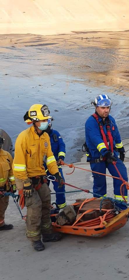 CIRCULA A EXCESO DE VELOCIDAD Y CAE A CANALIZACIóN DEL RíO