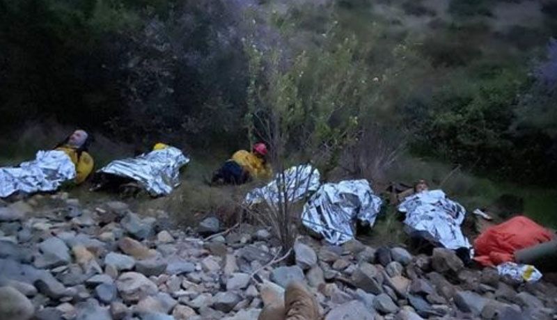 RESCATAN A MIGRANTE HERIDA EN LA MONTAñA