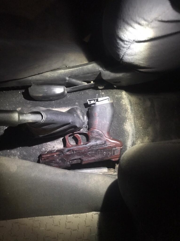 LE ROBAN A JOVENCITOS Y HUYEN EN TAXI