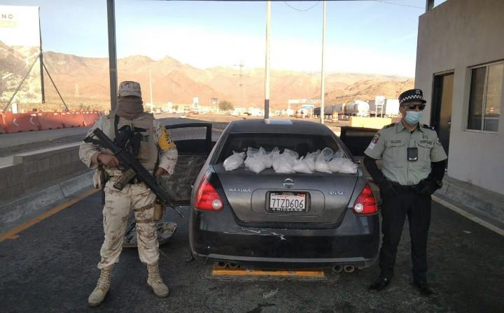 DECOMISAN KILOS DE METANFETAMINA EN AUTO