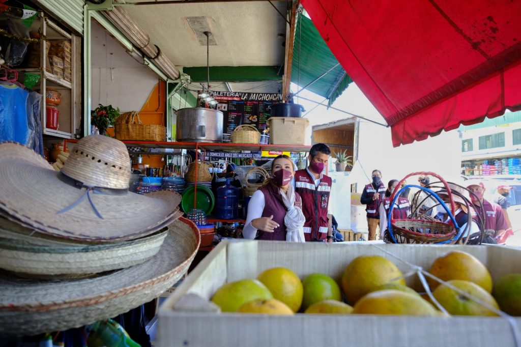 DIALOGAN ÁVILA Y MOCTEZUMA CON COMERCIANTES DE MERCADO DE ABASTOS