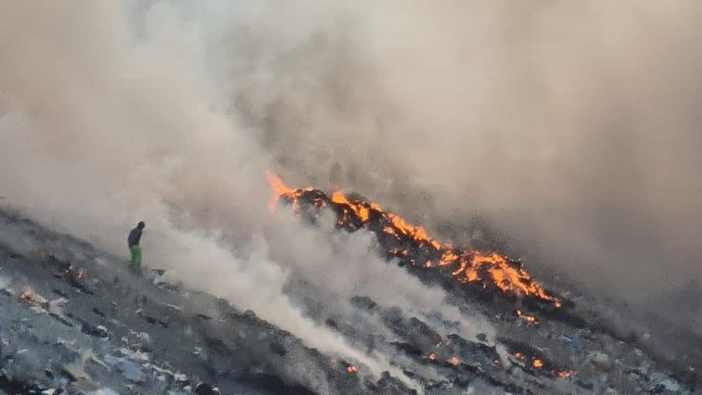 BOMBEROS ATENDIó INCENDIO DE BASURERO EN ROSARITO
