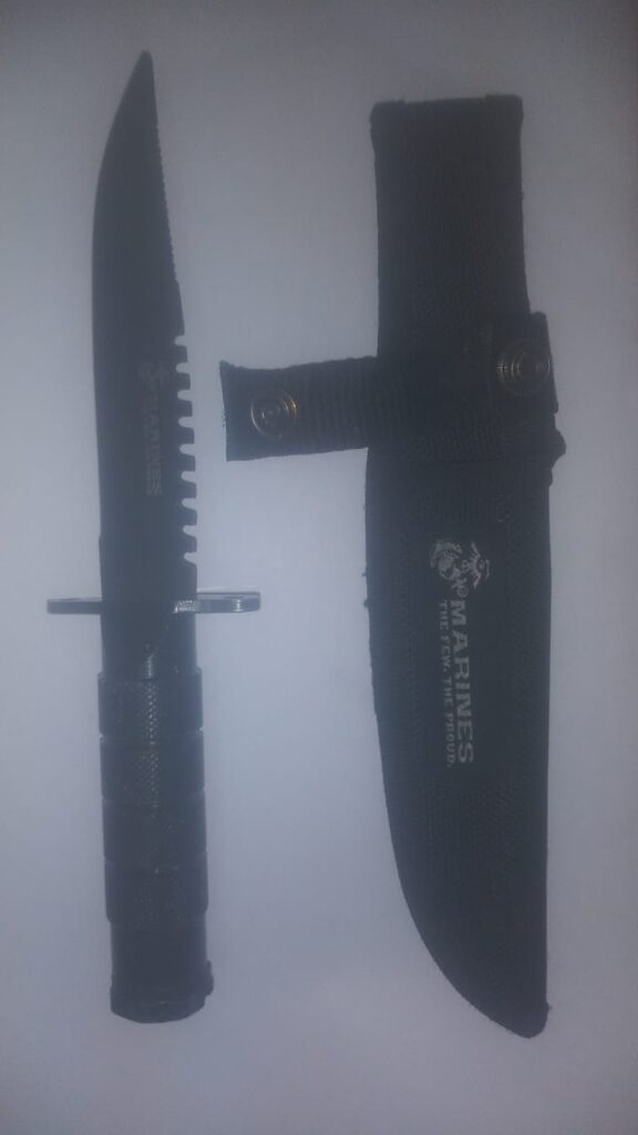 CAE ESTADOUNIDENSE CON ARMA PROHIBIDA