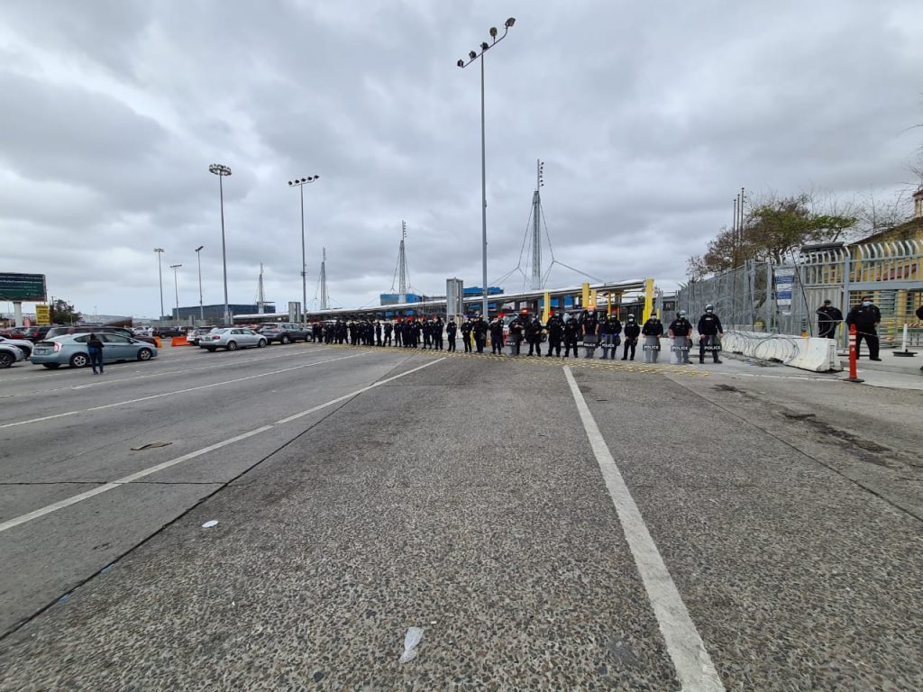 DECENAS DE MIGRANTES MARCHARON A SAN YSIDRO