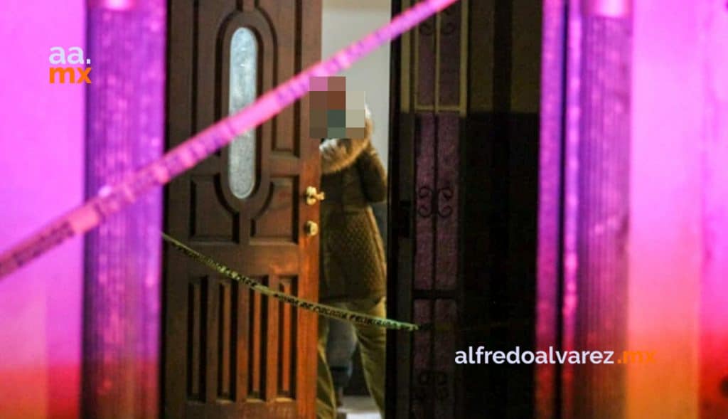 HALLA A SU HERMANO ASESINADO EN LA SALA