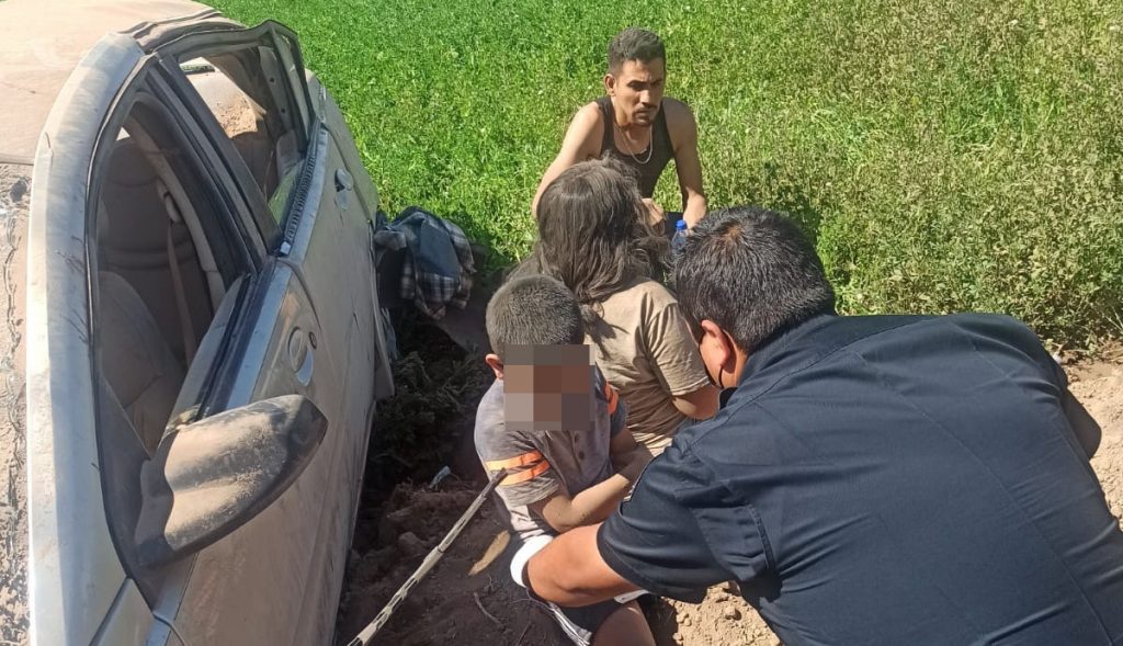 MUERE BEBITA EN VOLCADURA Y NIñO RESULTA HERIDO
