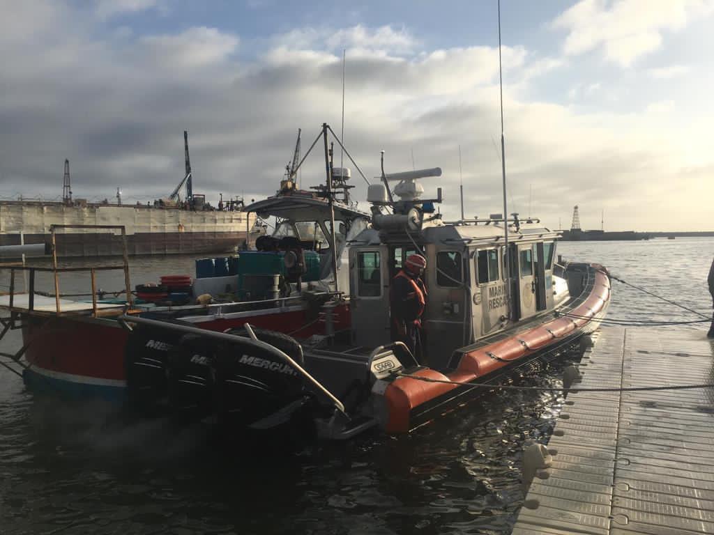 RESCATAN A PESCADORES EN EMBARCACIóN A LA DERIVA