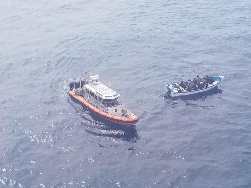RESCATAN A 13 PERSONAS DE EMBARCACIóN A LA DERIVA