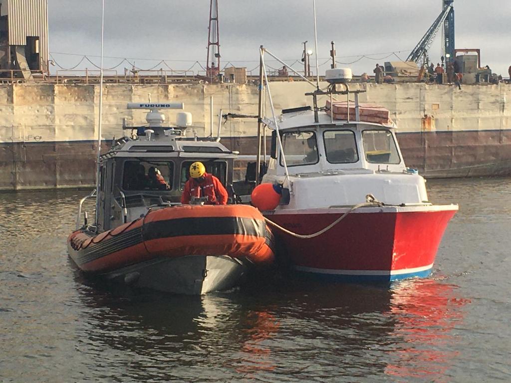 RESCATAN A PESCADORES EN EMBARCACIóN A LA DERIVA