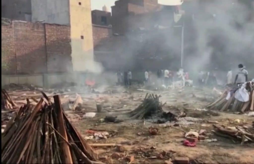 INDIA COLAPSADA POR MUERTES DE COVID-19 REALIZA CREMACIONES MASIVAS