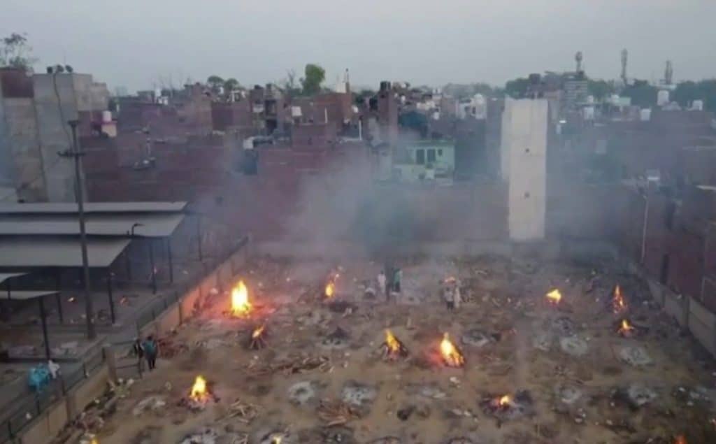 INDIA COLAPSADA POR MUERTES DE COVID-19 REALIZA CREMACIONES MASIVAS