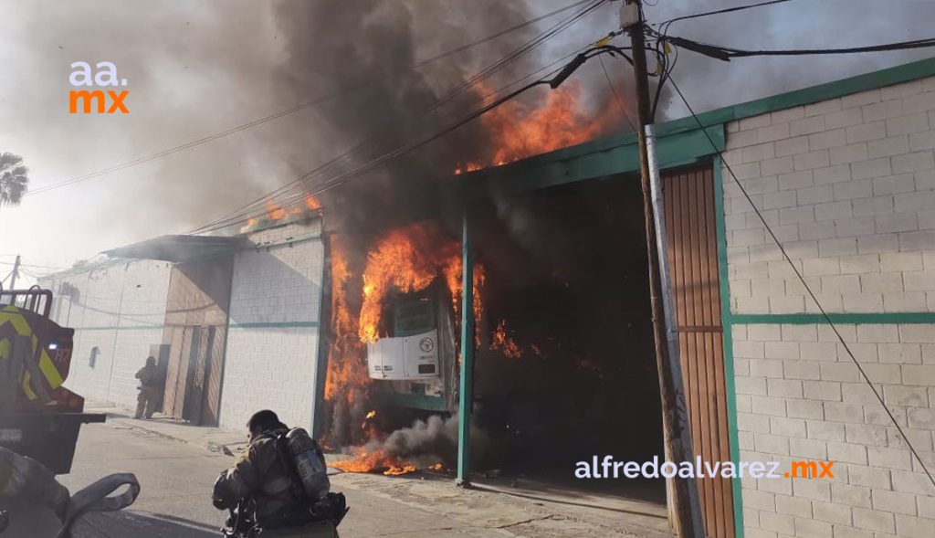 SE INCENDIA BODEGA DE CARTóN