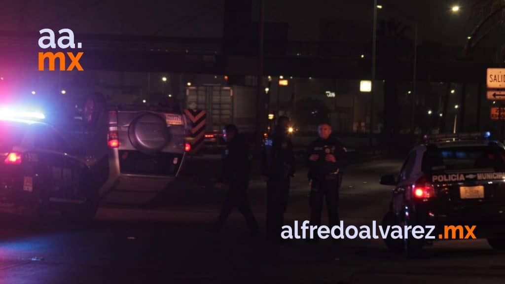 POLICíA VUELCA EN SU AUTO AL SALIR DE TURNO