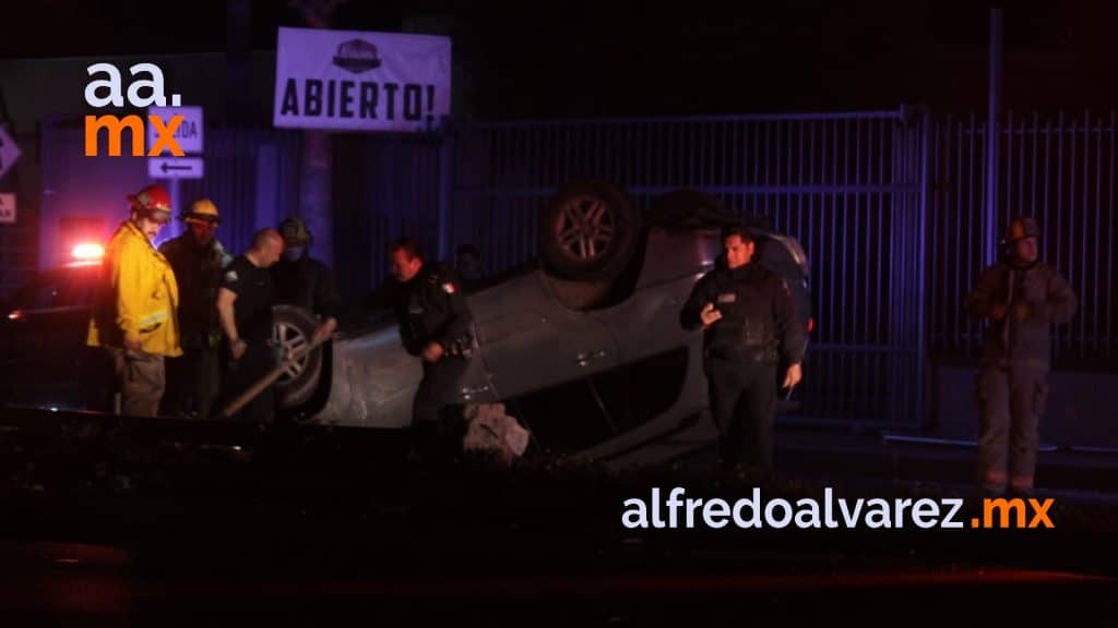 POLICíA VUELCA EN SU AUTO AL SALIR DE TURNO