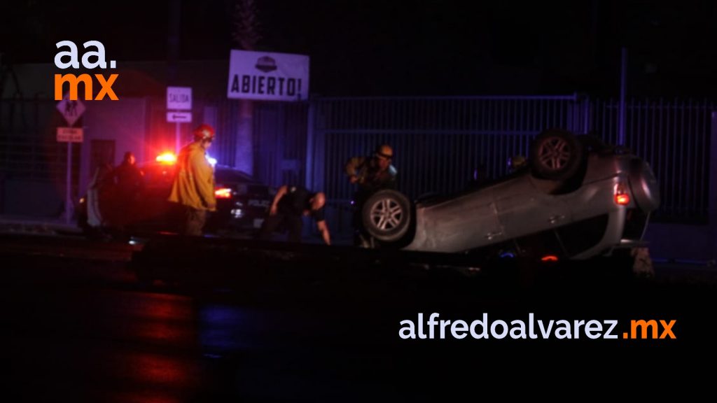 POLICíA VUELCA EN SU AUTO AL SALIR DE TURNO