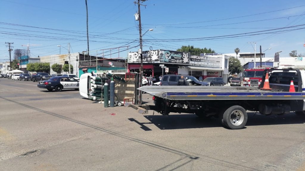 VUELCA CAMIóN CON TANQUES DE OXíGENO TRAS CHOQUE