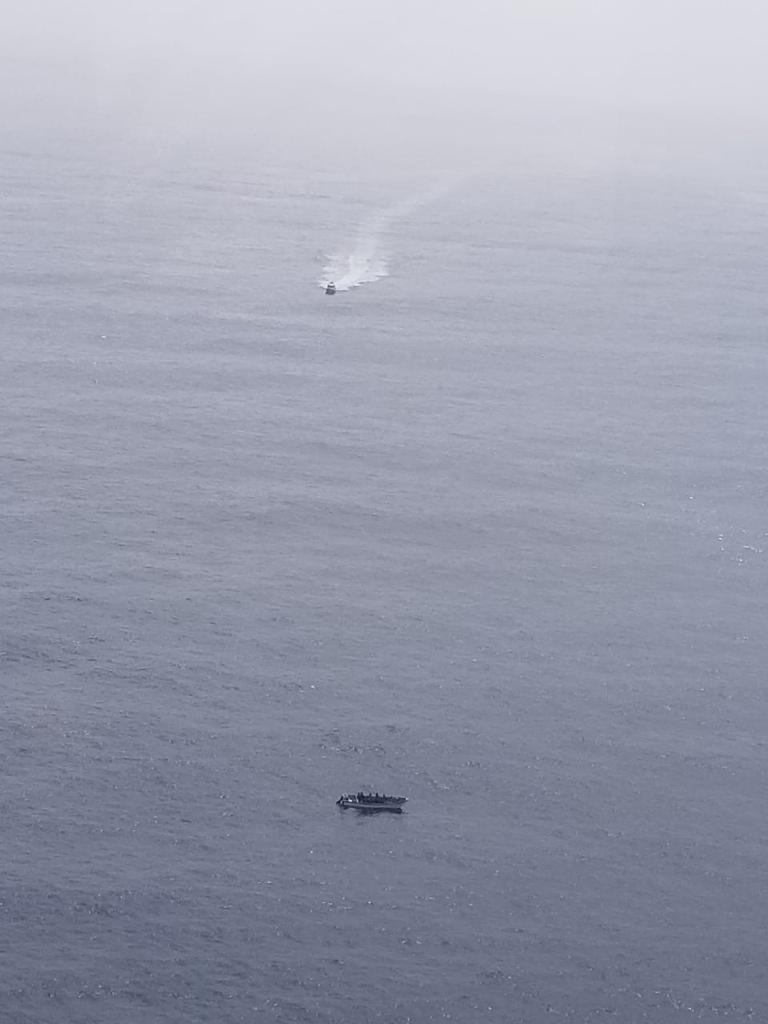 RESCATAN A 13 PERSONAS DE EMBARCACIóN A LA DERIVA