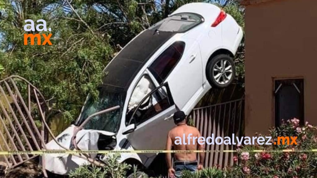 PIERDE EL CONTROL DE SU AUTO Y TERMINA EN EL CERCO DE UNA CASA
