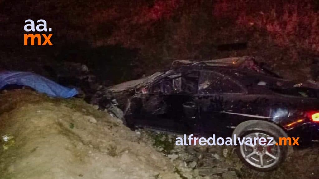 AUTO CAE A DESNIVEL POR EXCESO DE VELOCIDAD Y DEJA UN MUERTO