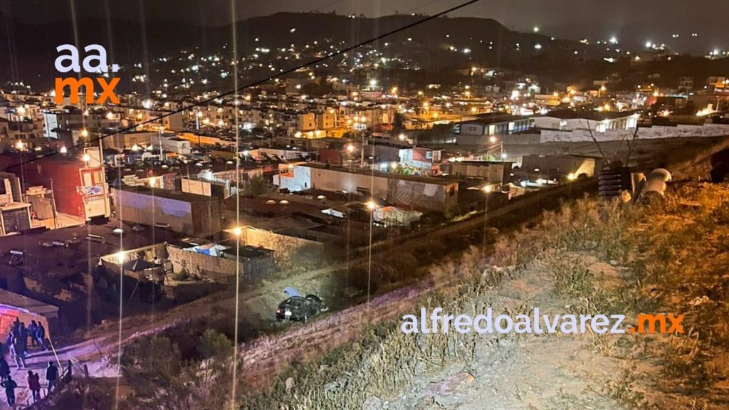 AUTO CAE A DESNIVEL POR EXCESO DE VELOCIDAD Y DEJA UN MUERTO
