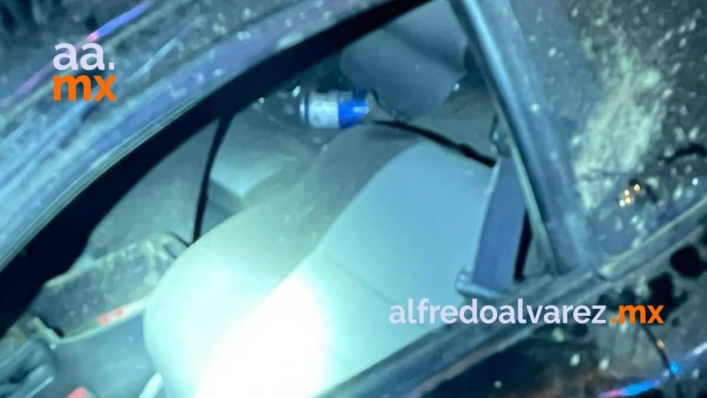 AUTO CAE A DESNIVEL POR EXCESO DE VELOCIDAD Y DEJA UN MUERTO
