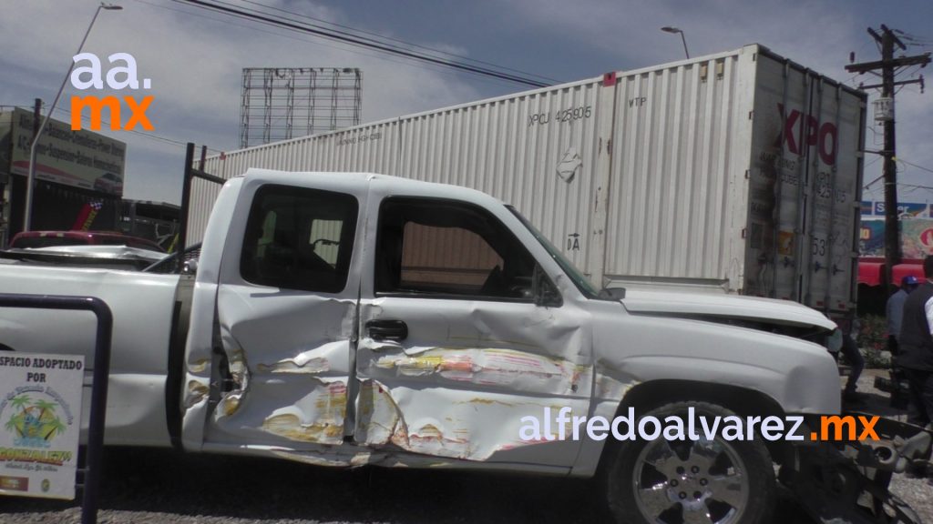 CHOFER DE TRáILER SE DESMAYA Y CHOCA CON SIETE VEHíCULOS