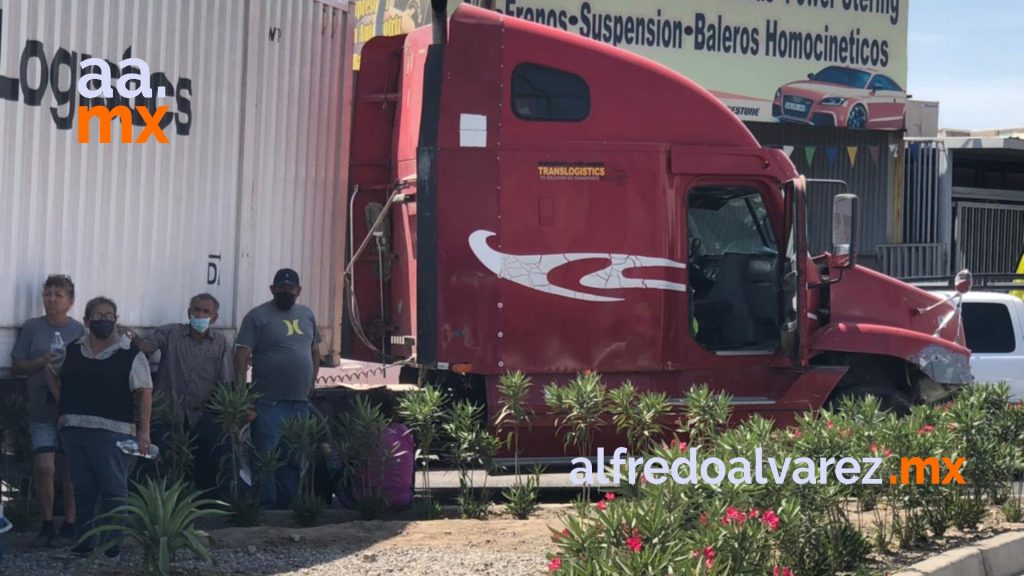 CHOFER DE TRáILER SE DESMAYA Y CHOCA CON SIETE VEHíCULOS