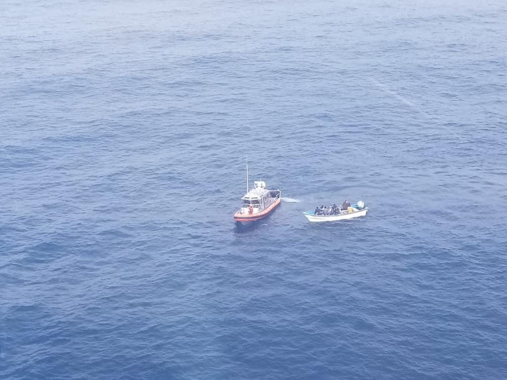 RESCATAN A 13 PERSONAS DE EMBARCACIóN A LA DERIVA