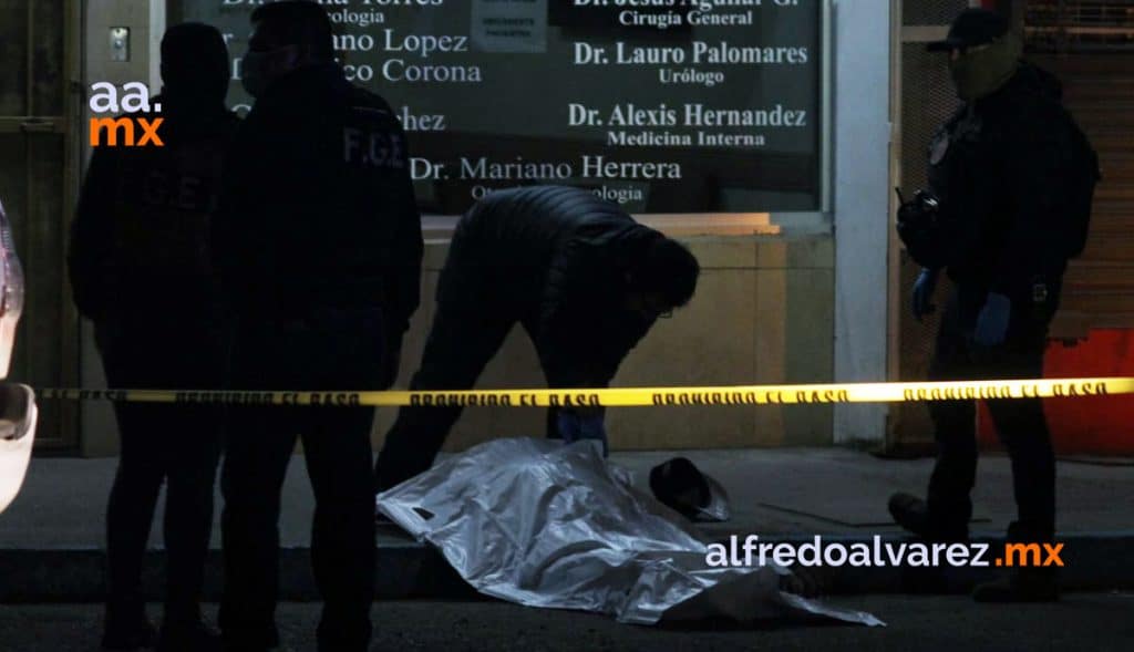 ABANDONAN A BALEADO FRENTE A CLíNICA, MUERE EN BANQUETA