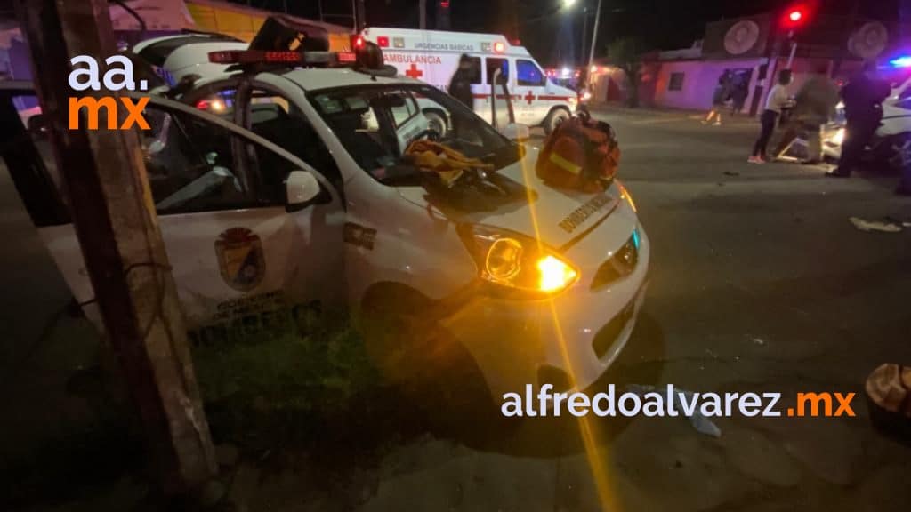 TRES BOMBEROS LESIONADOS TRAS CHOQUE DE UNIDAD COVID-19